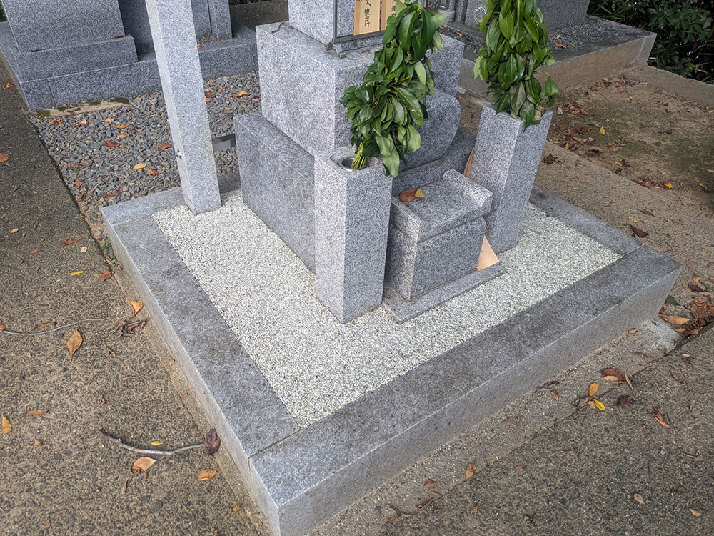 リンクストーンをお墓に敷き詰めた例