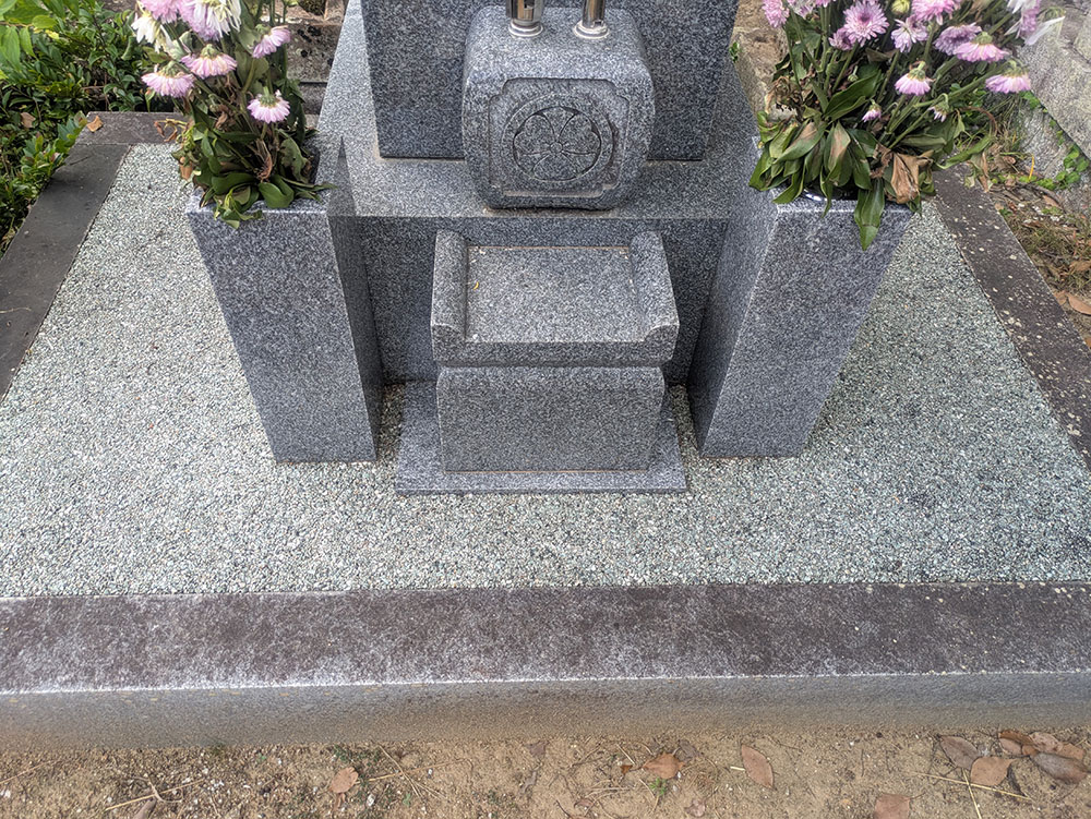 リンクストーンをお墓に敷き詰めた例